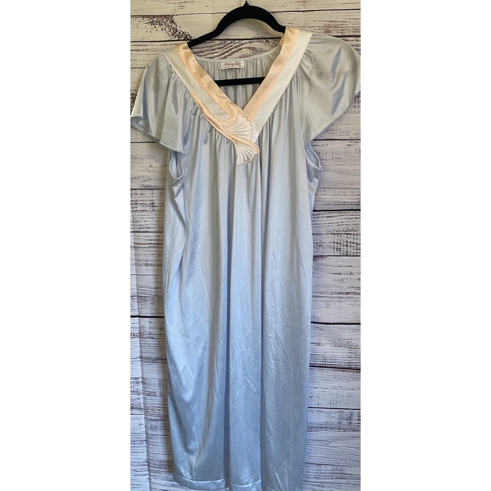 Vanity Fair Blue Short Sleeve Nightgown Embroirdered Medium Vintage Grannycore